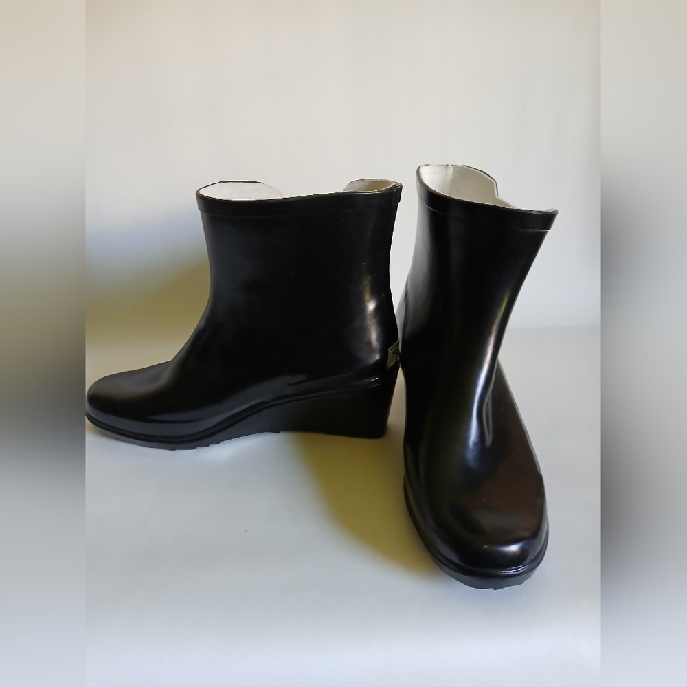 Sleek Black Women's Wedge Rain Boots Sz9 Almond Toe 2 1/2 Inch Heel